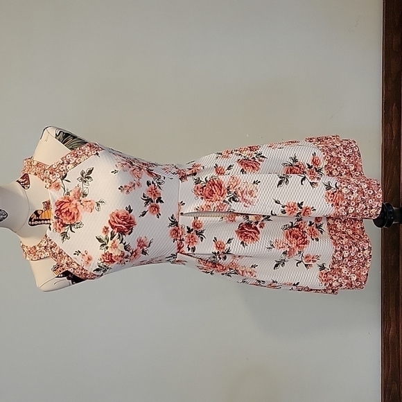 REWIND Floral Dress. Zips Up The Back With 2 Buttons. Size Small - Picture 1 of 8